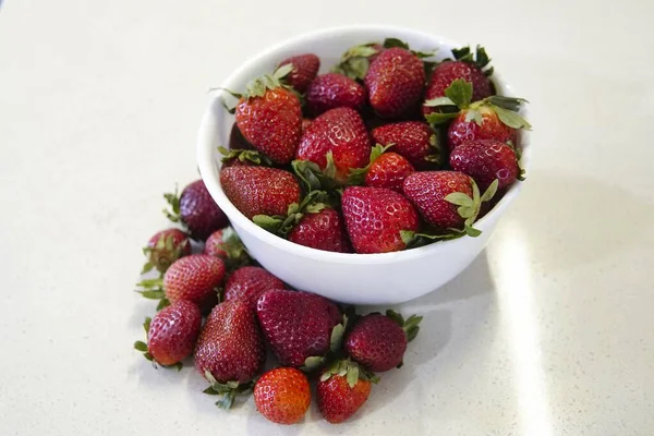 Tiro Alto Ángulo Fresas Frescas Deliciosas Tazón Aislado Sobre Fondo — Foto de Stock