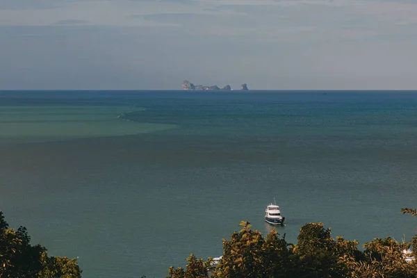 Een Uitzicht Een Prachtige Oceaan Onder Een Bewolkte Hemel — Stockfoto