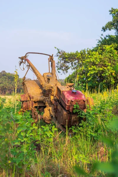 Vertical Shot Old Ploughing Field Tractor Outdoors Surrounded Green Nature — Stock Photo, Image