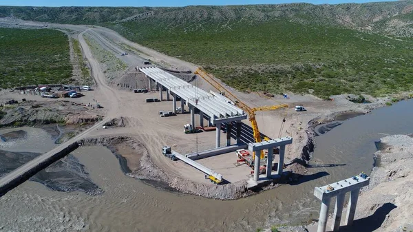 Uma Tomada Aérea Uma Construção Industrial Cercada Por Paisagens Desertas — Fotografia de Stock