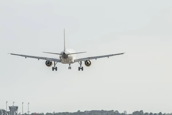 Ein Weißes Flugzeug Fliegt Mit Dem Grauen Himmel Hintergrund — Stockfoto