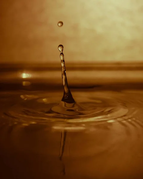 Agua Goteando Salpicando Con Efecto Amarillo —  Fotos de Stock