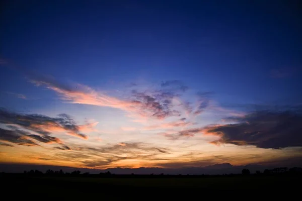 美しい夕日の間に曇った空の下で丘のシルエット 背景に最適です — ストック写真