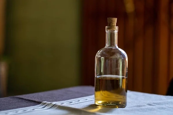 Sebuah Foto Fokus Selektif Dari Botol Tequila Atas Meja Dengan — Stok Foto