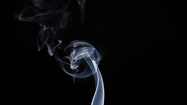Bílý Kouř Vytváří Abstraktní Tvary Černém Pozadí — Stock fotografie