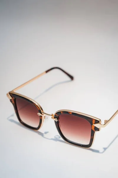Eine Nahaufnahme Einer Stylischen Retro Sonnenbrille Und Ihr Schatten Auf — Stockfoto