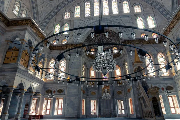 Luces Entrando Por Una Mezquita Solitaria Estambul Gran Lámpara Alfombra —  Fotos de Stock