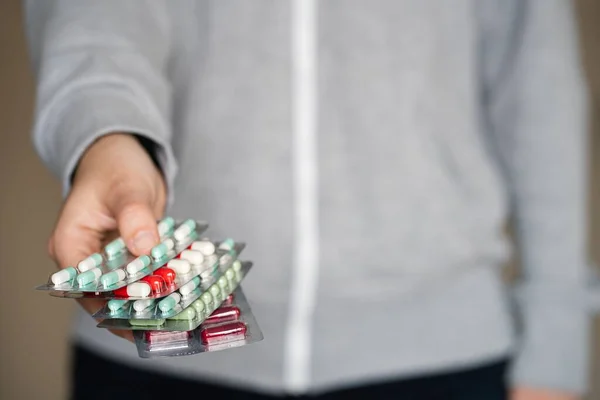 Orvosi Tabletták Egy Ember Kezében — Stock Fotó