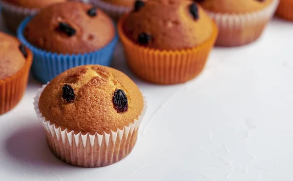 Gros Plan Cupcakes Avec Des Raisins Secs Sur Une Surface — Photo