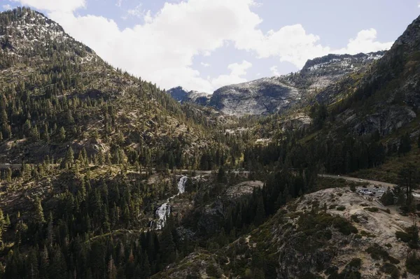 Een Meer Omringd Door Bos Bergen — Stockfoto