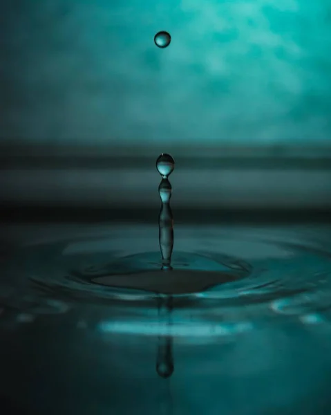 Agua Goteando Salpicando Con Efecto Azul —  Fotos de Stock