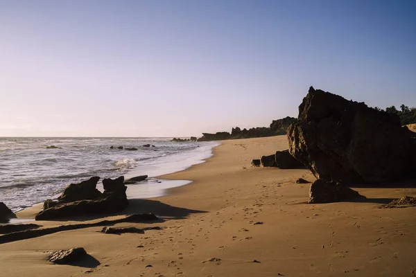 Vacker Utsikt Över Avskild Strand Med Stora Klippor Sanden Den — Stockfoto