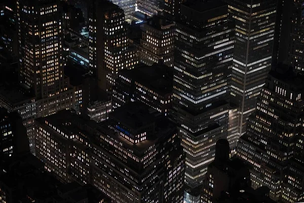 在夜晚拍摄的建筑物和摩天大楼上美丽的灯光的高角镜头 — 图库照片