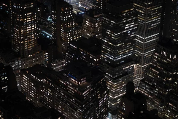 Tiro Ângulo Alto Das Luzes Bonitas Nos Edifícios Arranha Céus — Fotografia de Stock