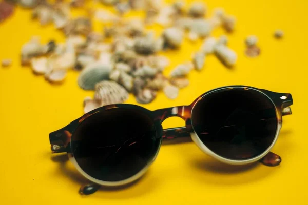 Disparo Cierre Gafas Sol Con Conchas Mar Fondo Amarillo Perfecto — Foto de Stock