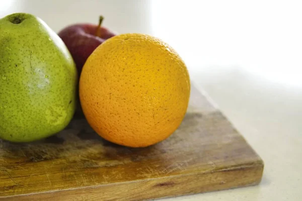 Gros Plan Une Orange Entière Une Poire Verte Une Pomme — Photo