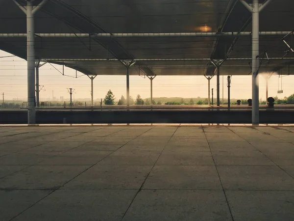 Een Leeg Treinstation Met Groene Bomen Achtergrond — Stockfoto