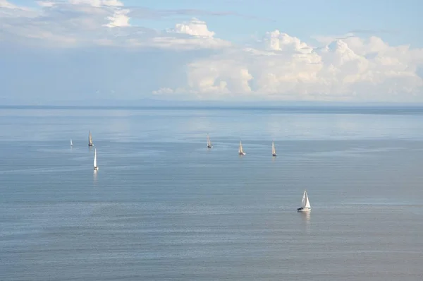 Barcos Vela Flutuando Mar Sob Céu Nublado Panorâmico Capturado Swansea — Fotografia de Stock