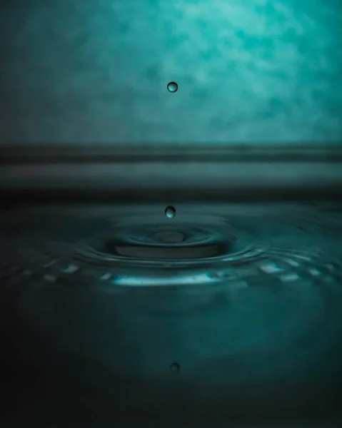 Капающая Брызгающаяся Вода Голубым Эффектом — стоковое фото