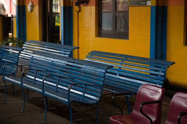 Les Bancs Colorés Gare Sri Lanka Pendant Journée — Photo