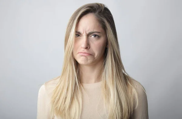 Eine Junge Blonde Frau Zeigt Ein Gesicht Der Unsicherheit Und — Stockfoto