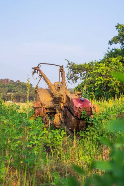 Plan Vertical Vieux Tracteur Terrain Labourage Extérieur Entouré Nature Verte — Photo