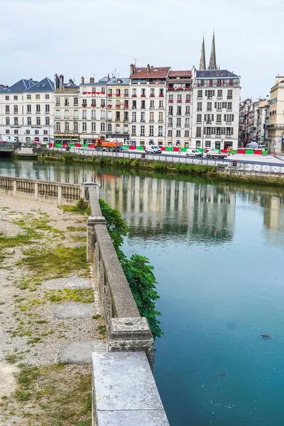 フランス バイヨンヌの建物や川の景色の垂直ショット — ストック写真