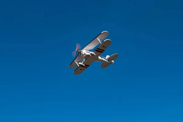 澄んだ青い空を飛ぶ古い白い飛行機の低角度ショット — ストック写真