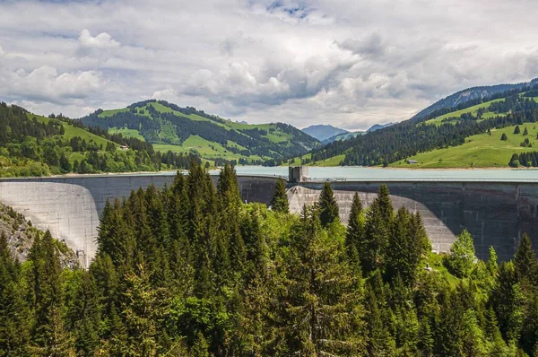 Eine Schöne Aufnahme Des Staudamms Von Lac Hongrin Mit Bergen — Stockfoto