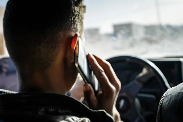 Foco Seletivo Tiro Macho Falando Telefone Móvel Enquanto Dirige Carro — Fotografia de Stock