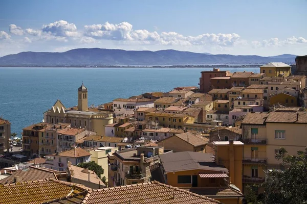 Krásný Záběr Vesnice Porto Santo Stefano Modrou Oblohou Pozadí — Stock fotografie
