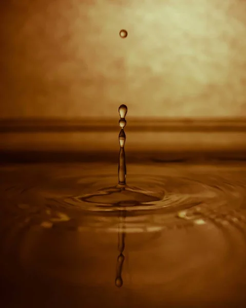 Agua Goteando Salpicando Con Efecto Amarillo —  Fotos de Stock