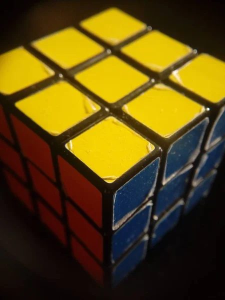 Plano Vertical Del Cubo Rubik Aislado Sobre Fondo Negro — Foto de Stock