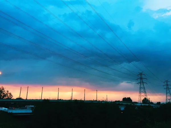 Uma Bela Paisagem Céu Pôr Sol Com Nuvens Coloridas Sobre — Fotografia de Stock