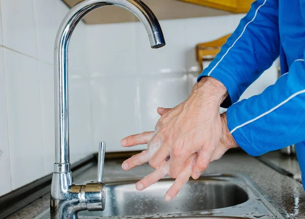 Muž Pečlivě Myje Ruce Koronavirová Prevence — Stock fotografie
