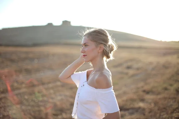 Eine Blonde Frau Auf Einem Trockenen Feld Unter Der Sonne — Stockfoto