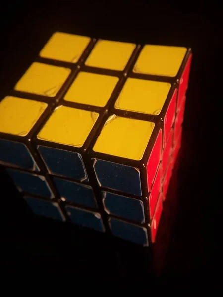Een Verticaal Shot Van Rubik Kubus Geïsoleerd Een Zwarte Achtergrond — Stockfoto