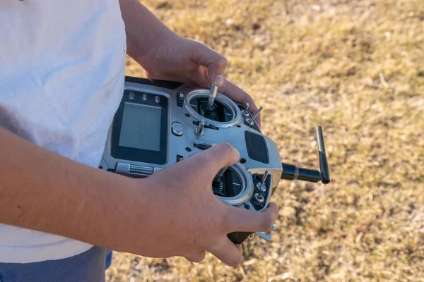 Colpo Angolo Alto Pulsanti Maschili Sul Telecomando Sul Campo — Foto Stock