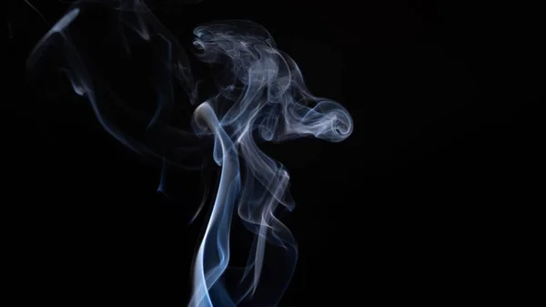 黑烟在黑色背景上产生抽象形状的白烟 — 图库照片