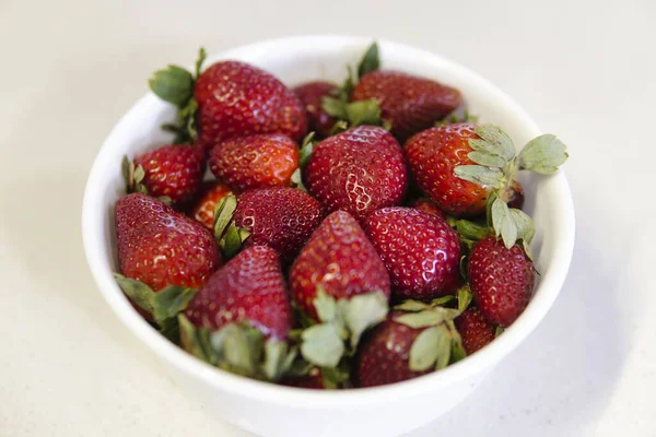 Primer Plano Fresas Frescas Deliciosas Tazón Aislado Sobre Fondo Blanco — Foto de Stock