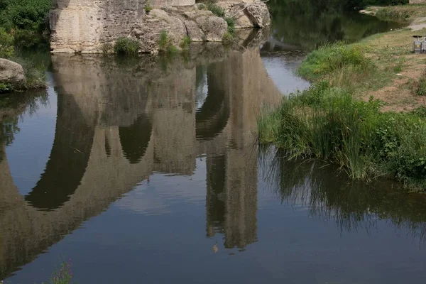 High Angle Shot Reflection Old Bridge River Captured Catalonia Spain — Stock Photo, Image