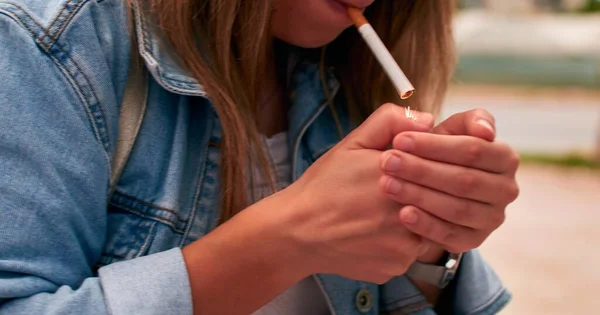 Bir Dişinin Ağzında Sigara Yaktığı Yakın Plan Bir Fotoğraf — Stok fotoğraf