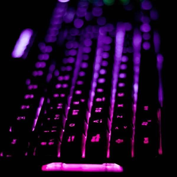 カラフルな光のゲームのバックライトキーボードのクローズアップショット ゲームやタイピングに最適 — ストック写真