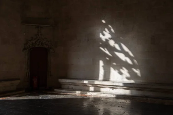 Güneş Taş Duvarları Olan Güzel Eski Bir Şatonun Pencerelerinden Süzülüyor — Stok fotoğraf