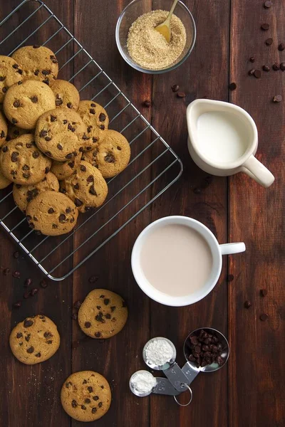 Eine Aufnahme Von Chocolate Chip Cookies Milch Einer Kanne Und — Stockfoto