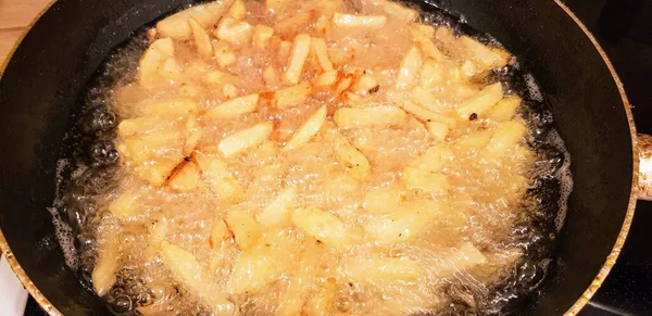 Close Batatas Fritas Fritando Com Óleo Fervente Uma Panela Perfeito — Fotografia de Stock