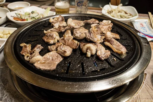 Tiro Close Fatias Carne Cozida Panela Churrasqueira Samgyeopsal — Fotografia de Stock