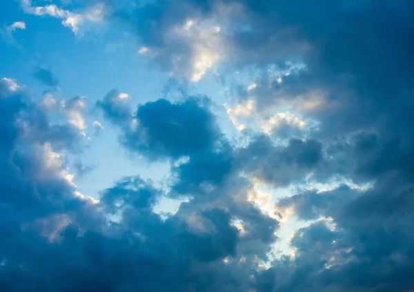 Sebuah Gambar Sudut Rendah Langit Biru Berawan Sempurna Untuk Latar — Stok Foto