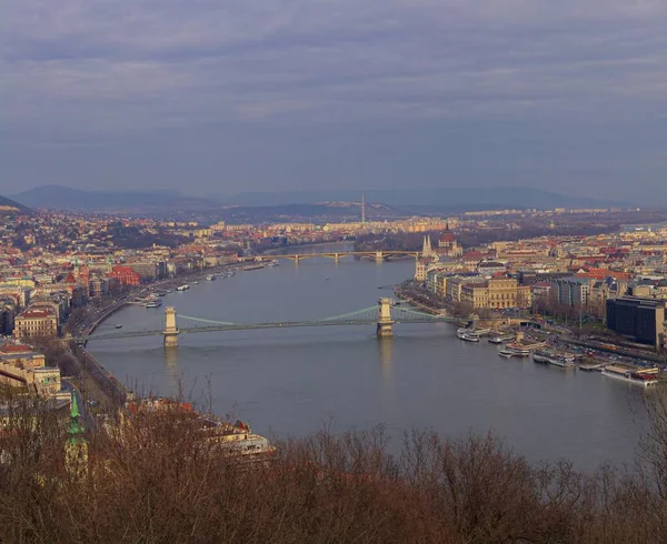 Цепной Мост Соединит Две Части Будапешта Вечером — стоковое фото