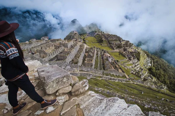 Girl Looking Lost Old Inca City Machu Picchu Andes Mountains — Stock Photo, Image